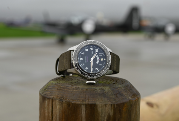 Jam Aviator dengan bezel bidirectional